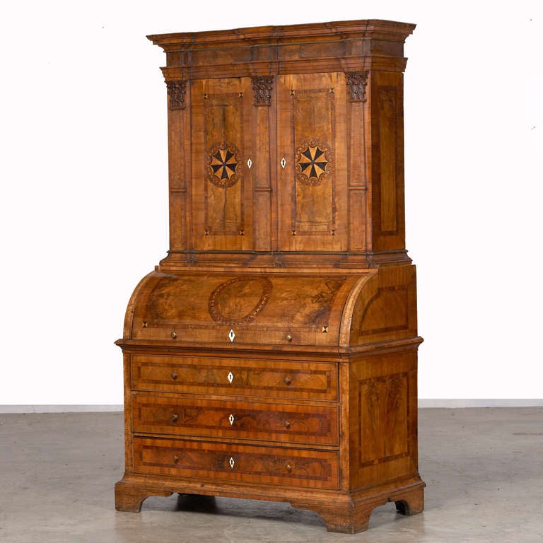 German castle Louis XVI bureau.
Beautiful walnut veneer with inlays.
Dating, circa 1780.