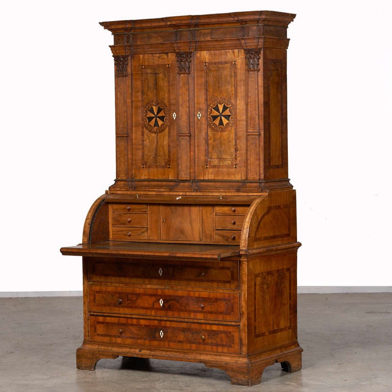 Deutscher Louis XVI.-Büro aus Nussbaumholzfurnier, um 1780 (Intarsie)
