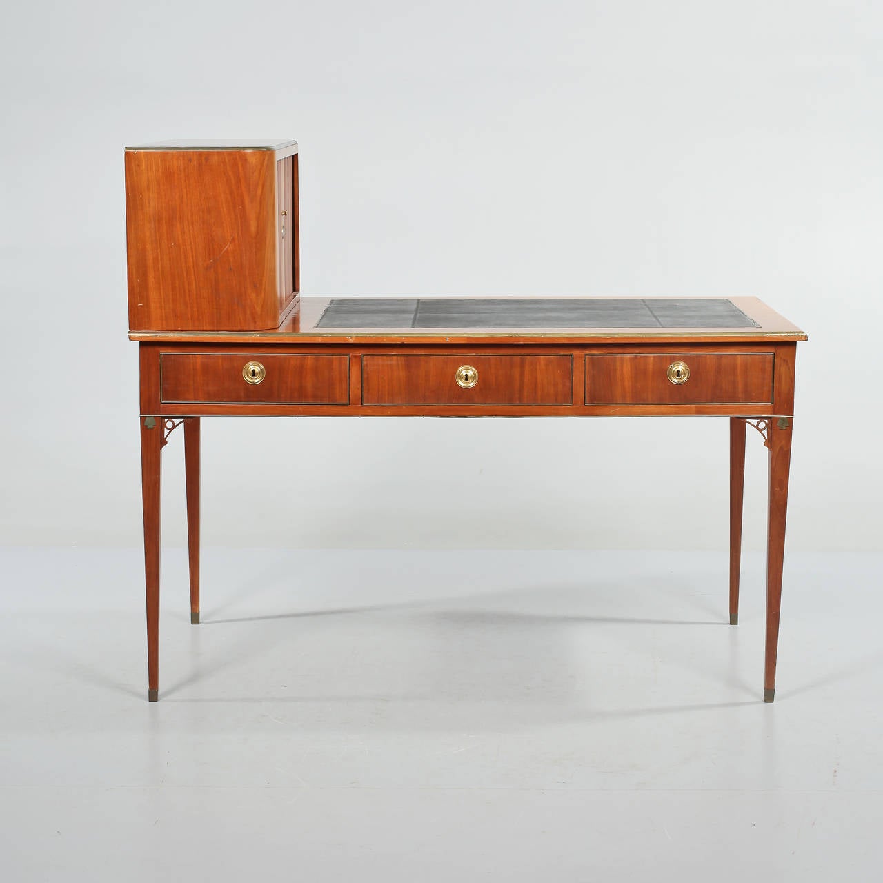 Swedish Gustavian desk 1790s ,Stockholm, mahogany,brassdecor and lethertop.
Three drawers.