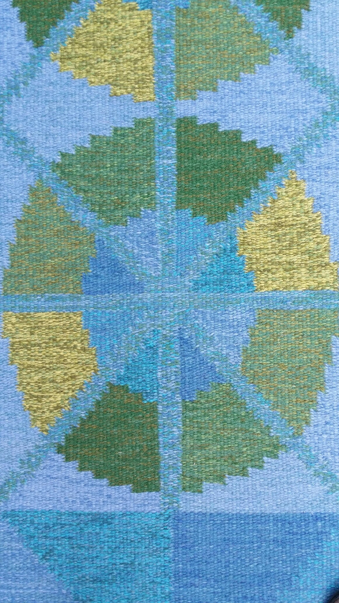 Swedish flat-woven rug in rröakan technique. Designed by Birgitta Södergren. Signed: BS. Warp: light beige linen yarn. Weft: wool. Condition: Good,water cleaned,two small repaired areas .