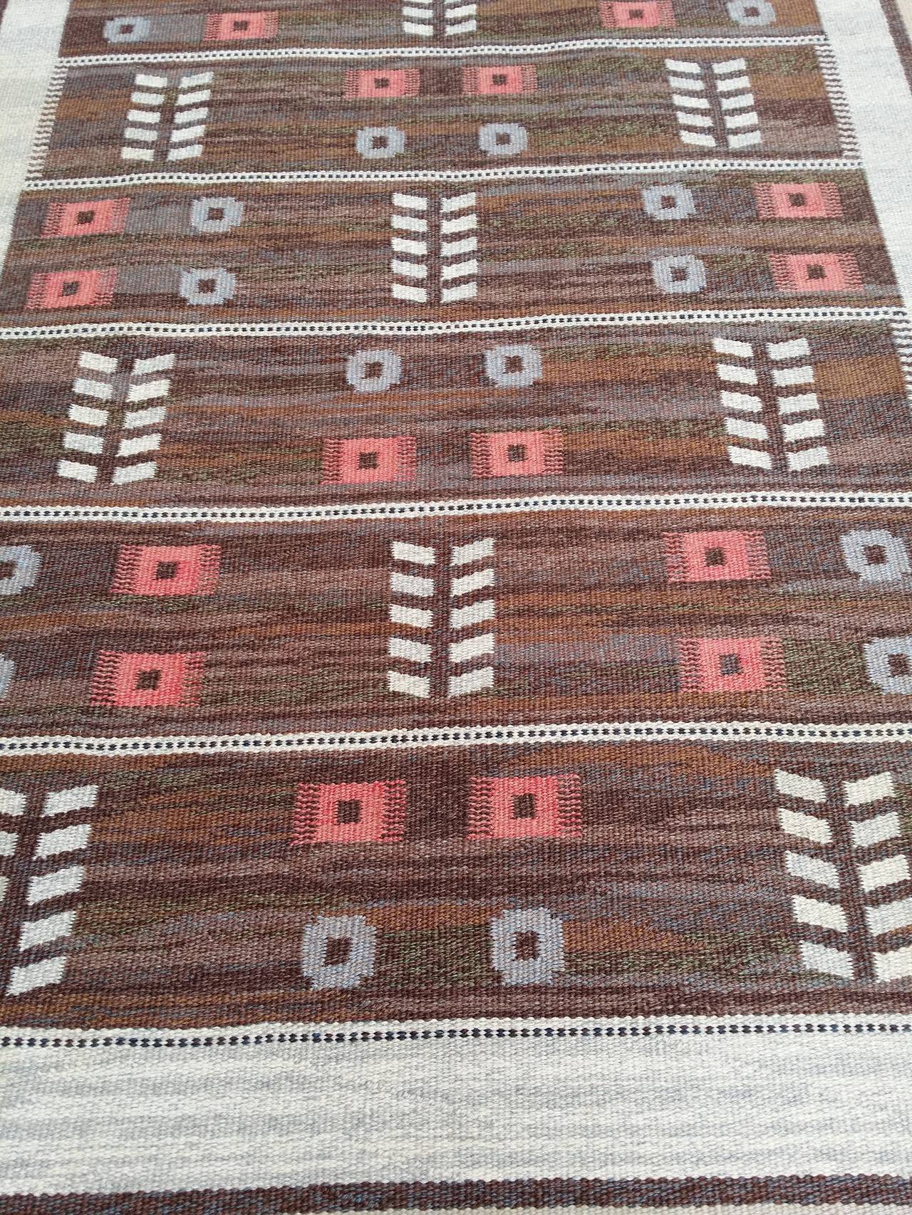 Flatwoven Swedish röakan rug. Designed by Carl Dagel . Pattern: melange brown/grey ground-geometric decor. Signed: CD . Warp: ivory linen. Weft: wool, mostly Z4 spun. Single interlocking technique. Good condition.