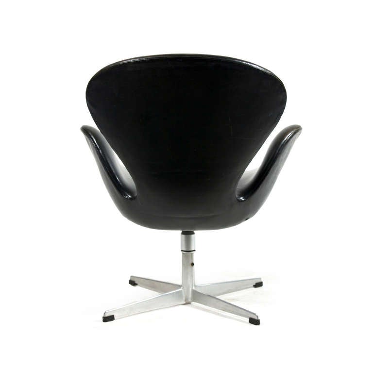 Scandinavian Modern Arne Jacobsen Swan Chair