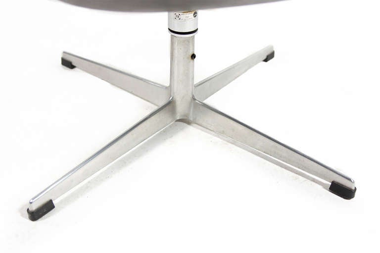 Arne Jacobsen Swan Chair 1