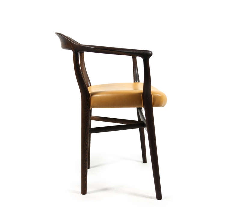 Chaise Finn Juhl FJ44 en Wengé et siège rembourré en cuir naturel. 

Fabriquée par One Collection:: Danemark:: parmi les cent chaises limitées en 2012. 

Etat neuf:: cuir légèrement patiné. 

Huit chaises supplémentaires sont disponibles sur demande.