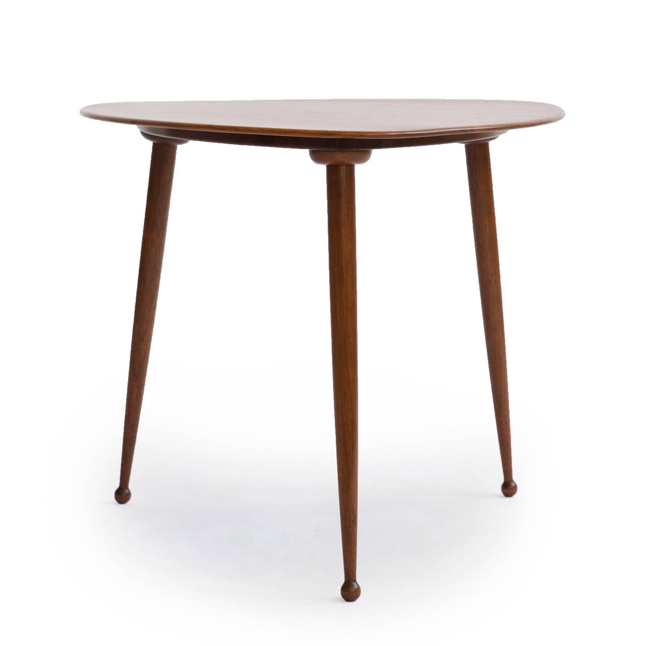 Beautiful small Peder Moos side table in walnut. 

Triangular top with rounded edges and monogram inlay, mounted on three drumstick legs. 

Designed and executed by Peder Moos 1952 with signature. 

Very fine original condition.