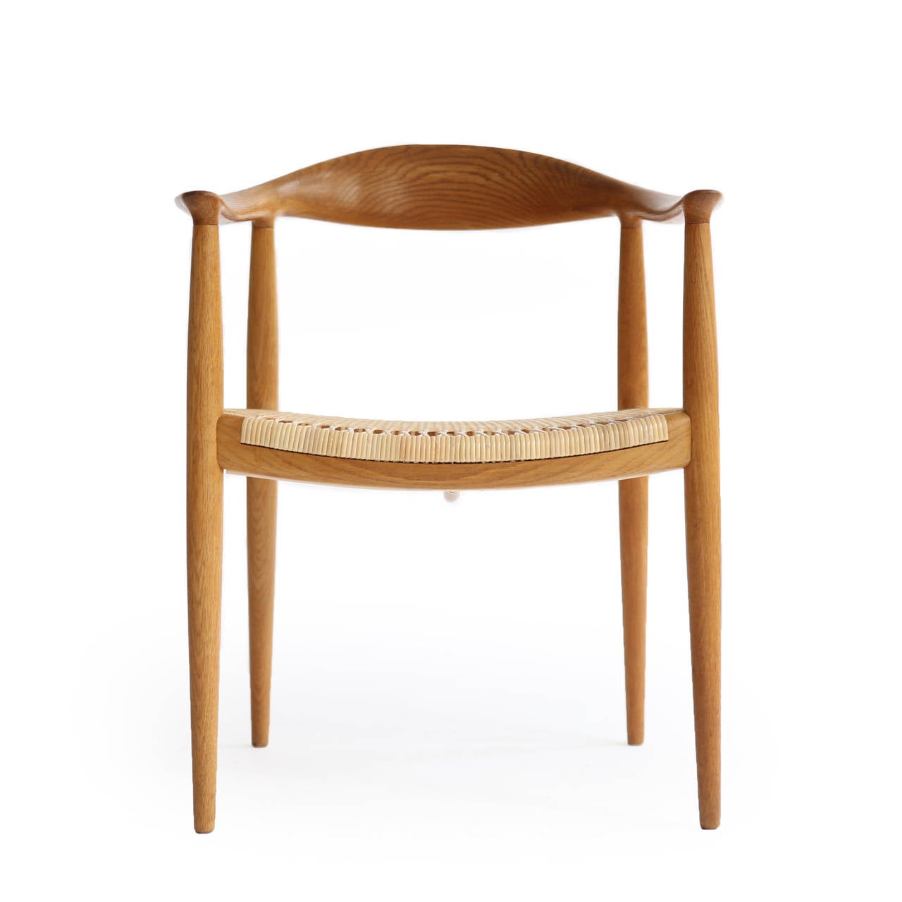 Hans J. Wegner 'The chair' with oak frame and seat with new cane. 

Designed by Wegner 1949, manufactured and burn marked by Cabm. Johannes Hansen, Denmark, model JH501.

Excellent condition.