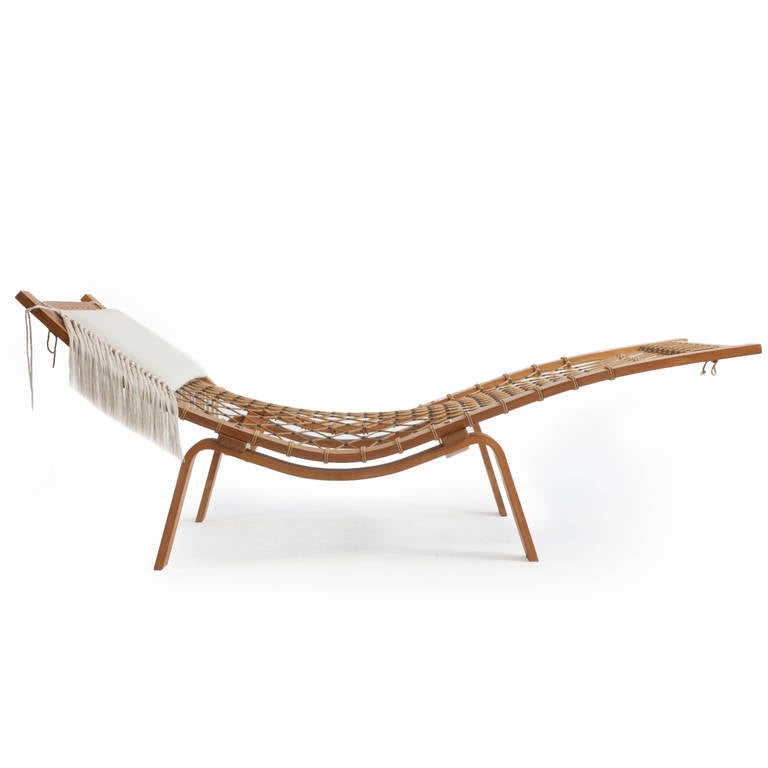 A rare Hans J. Wegner Hammock chaise lounge. 

Beautiful patinated oak frame and original halyard with copper details. 
Light linen fabric cushion. 

Designed by Hans J. Wegner, 1967 for Getama.