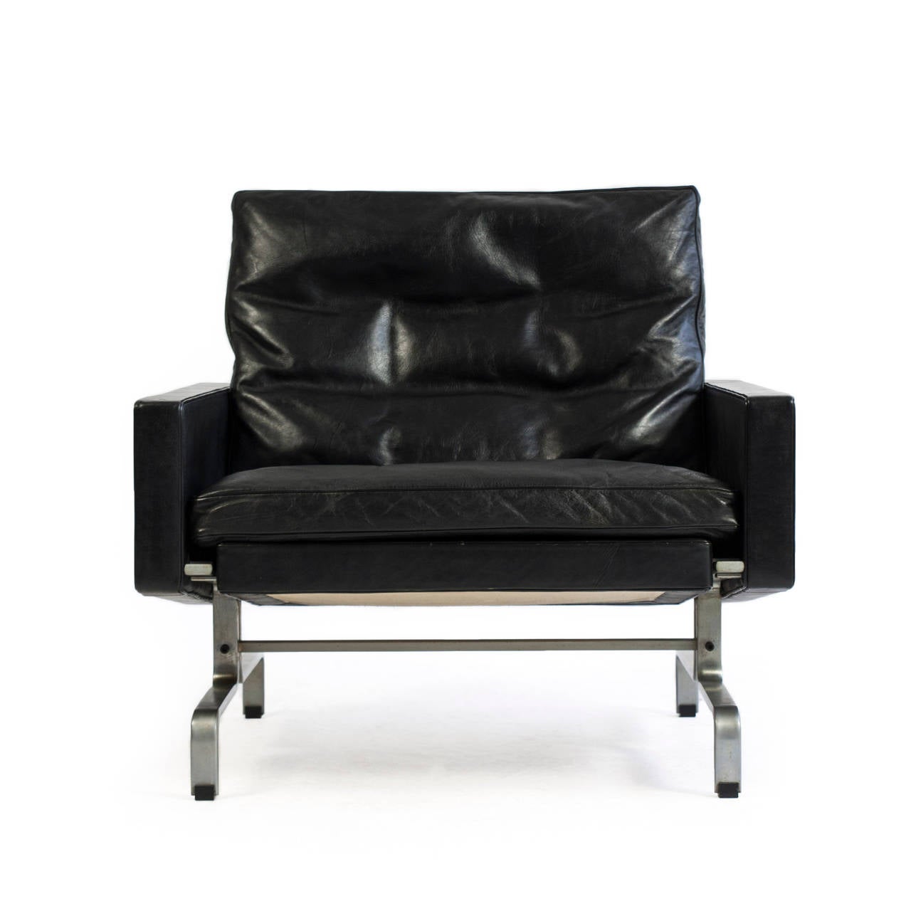 Poul kjaerholm PK31/1 lounge chair with legs of steel, frame and loose cushions upholstered with original black patinated leather. 

Designed 1958, manufactured and marked by E. Kold Christensen, Denmark.

Fine original condition.