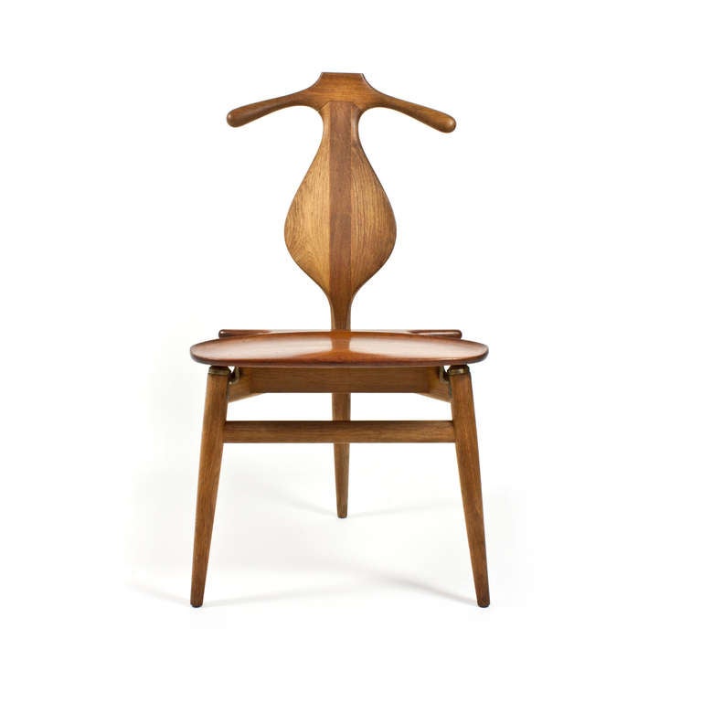 Decorative Hans J. Wegner 'Jakkens Hvile' chair. 
Frame of original patinated oak, foldable seat of teak. 
Manufactured and burn-marked by Johannes Hansen, Denmark.
