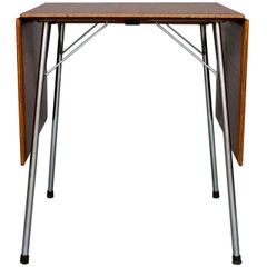 Drop-leaf table by Arne Jacobsen for Fritz Hansen.