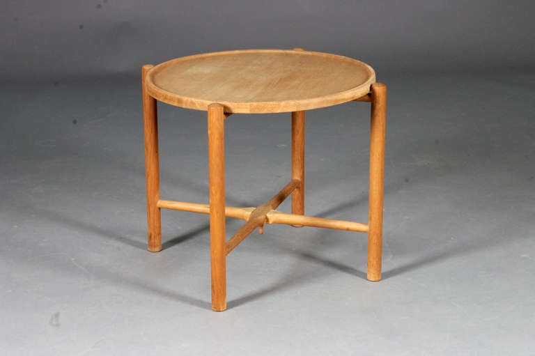 Tray table by Hans J. Wegner for Andreas Tuck.
Model: AT-35
Oak.
Nice vintage condition.