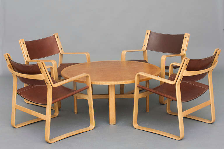 Set of 4 Lounge chairs & coffee table by Hans J. Wegner for Johannes Hansen.
Ash & leather.
Nice vintage condition.
Very rare set.
