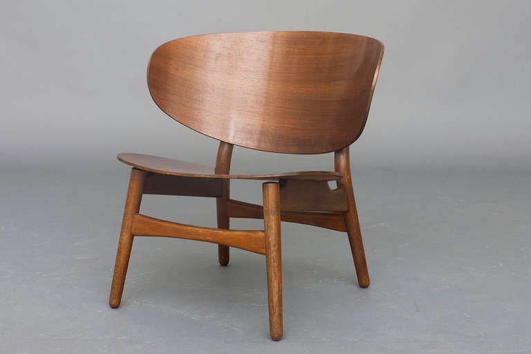 Shell chair by Hans J. Wegner for Fritz Hansen.
Model: FH 1936
Seat and back of laminated walnut, frame of solid walnut.
Nice vintage condition.