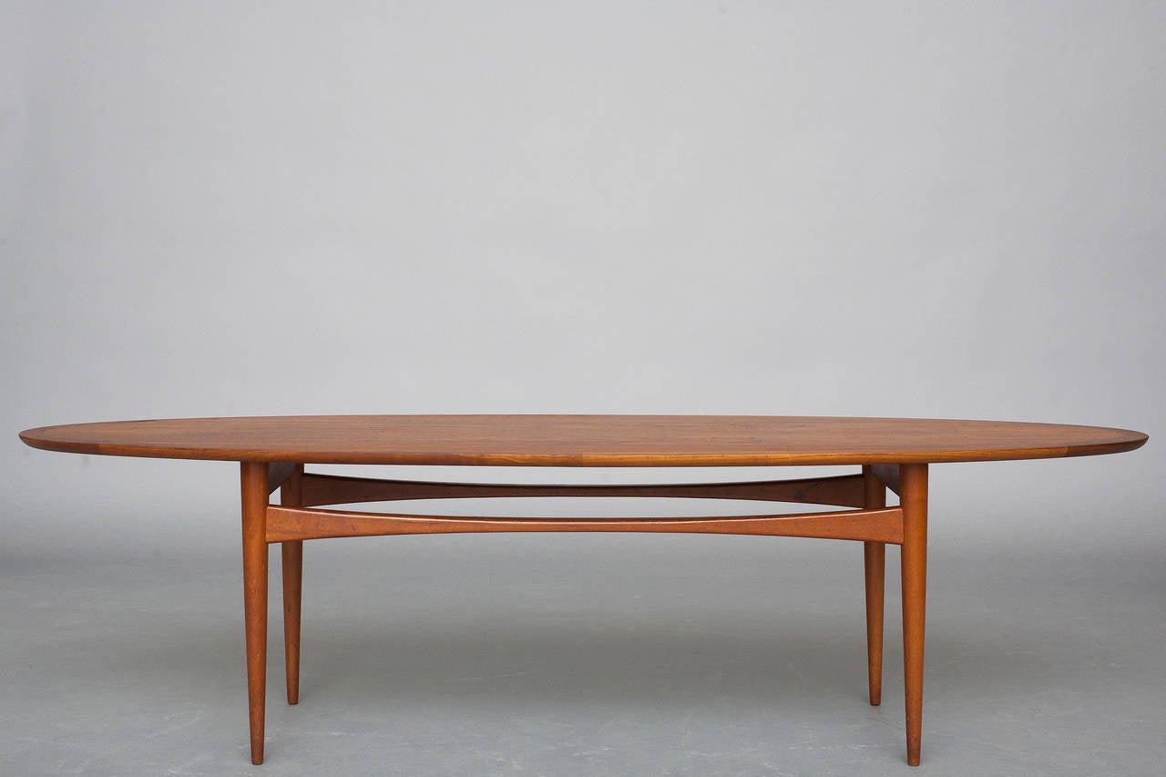 Oval coffee table.
Danish modern.
Teak.
Nice refinished condition.