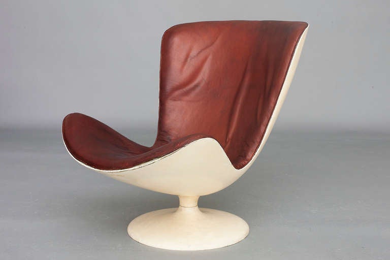 Lounge chair by Poul Norreklit for Hovedstadens Furniture.
Frame and swivel base of fiberglass, lined with brown patinated leather.
Nice used condition, leather with fine patina.