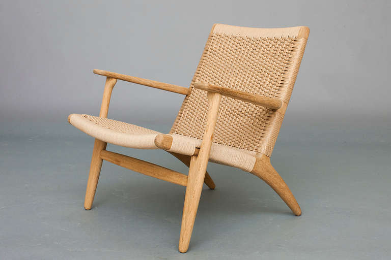 Lounge chair by Hans J. Wegner for Carl Hansen & Son.
Model: CH 25
Oak & paper cord.
Nice refinished condition.