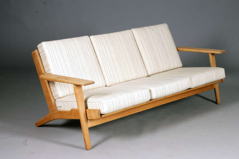 Sofa, 3-seater. Model: GE-290 by Hans J. Wegner for Getama.
Oak, cushions with wool upholstery.
Nice vintage condition.