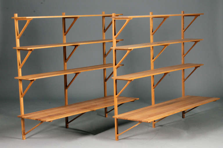 Shelving System by Borge Mogensen for Fredericia Furniture.
2 sections with 4 shelves on each section.
Design 1956
Solid oak.
Nice refinished condition.
Very rare set.