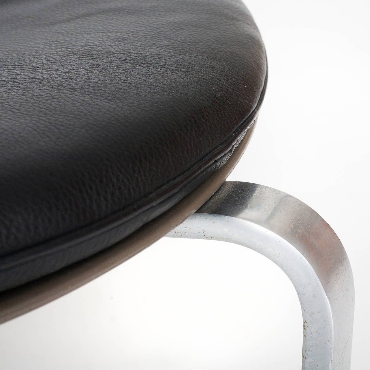 PK 33 stool with original dark grey leather on seat. Legs in steel.