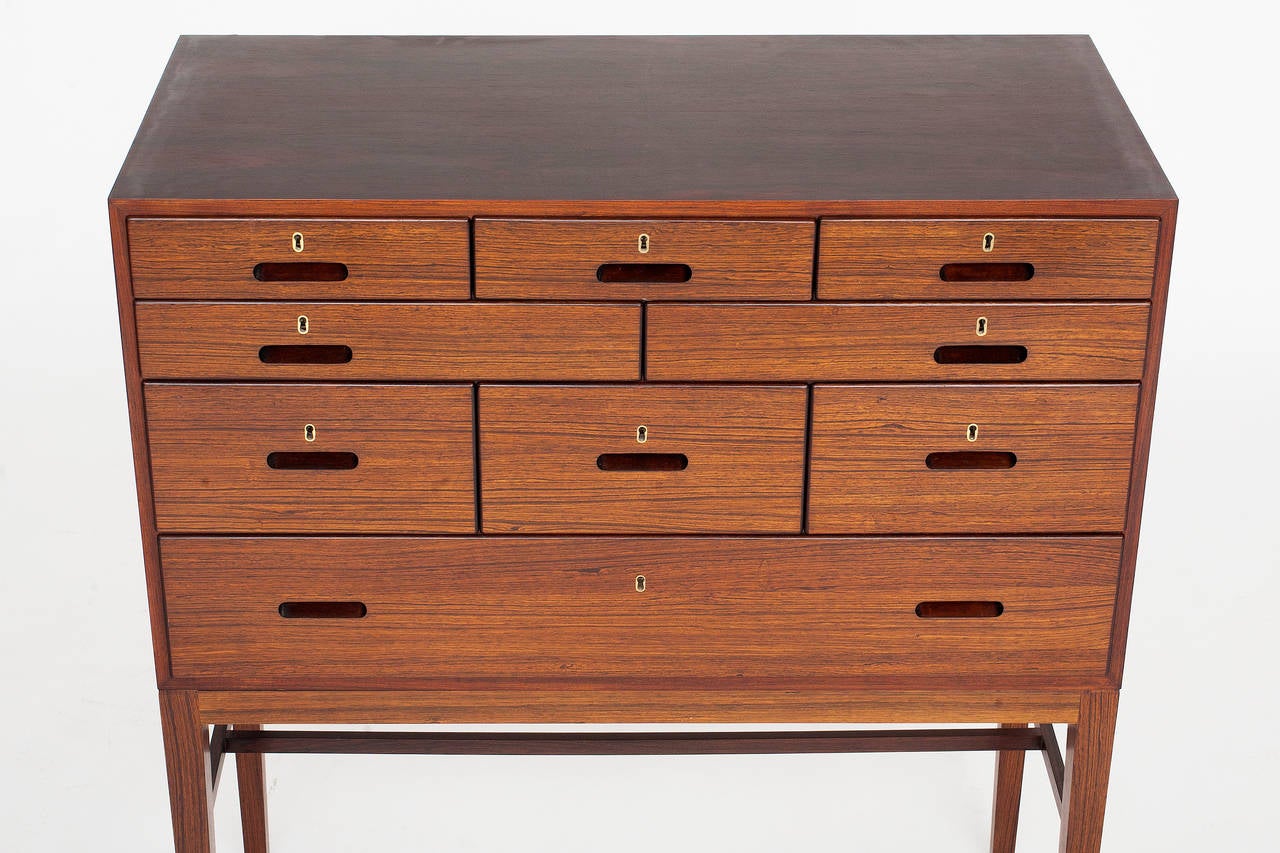 High chest of drawers in rosewood.