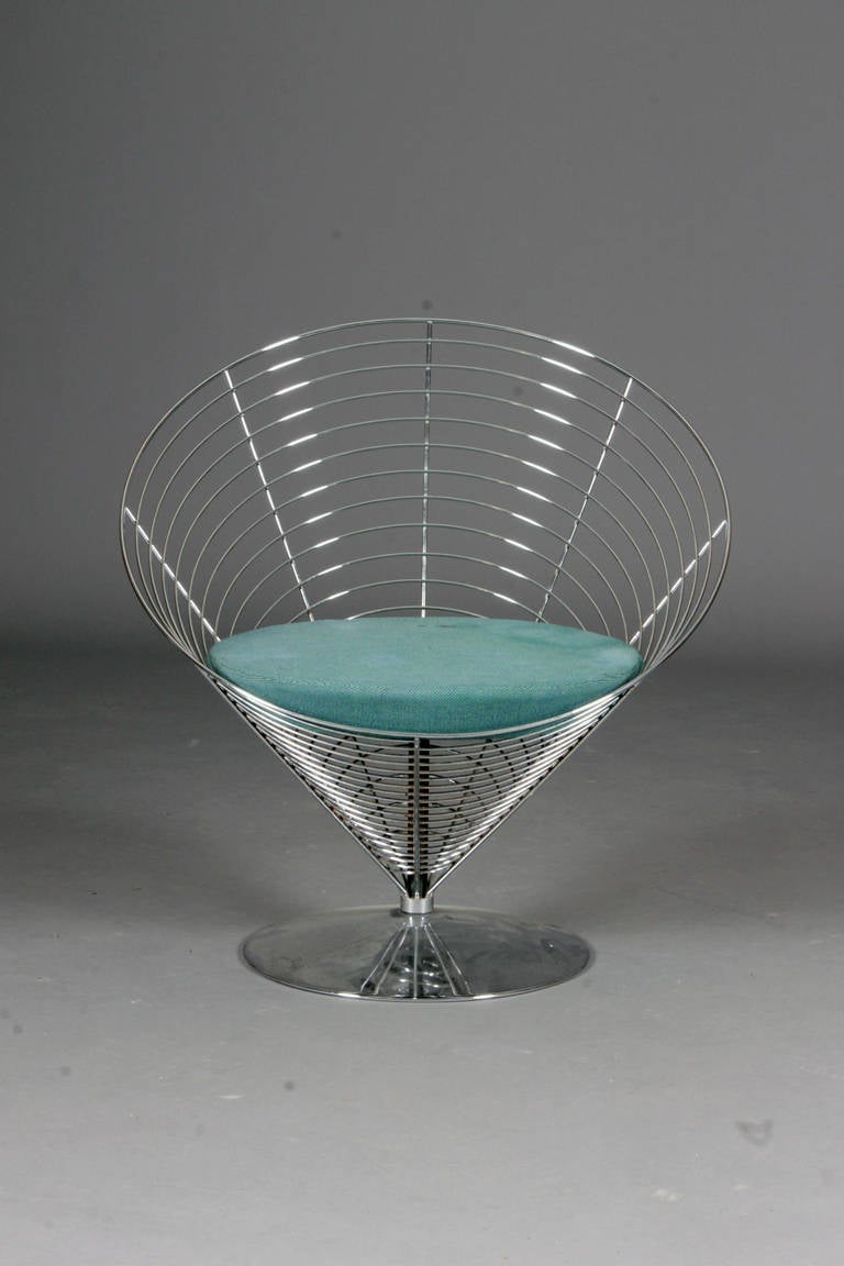 Der Wire Cone Chair von Verner Panton für Fritz Hansen. 
Modell: K2 8800. 
Entwurf: 1960. 
Verchromter Stahl:: Kissen mit Wollpolsterung. 
Schöner Zustand.
