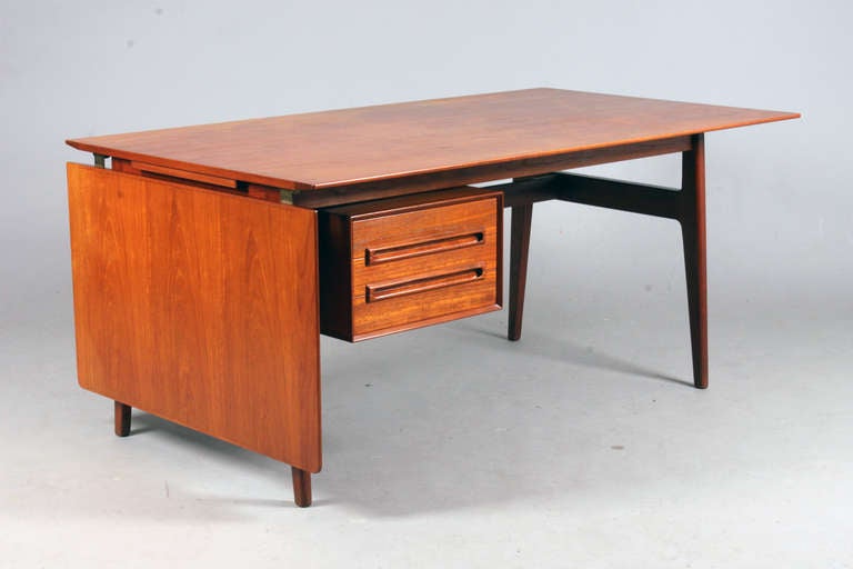 Desk by Erik Wørts for Henrik Wørts Cabinetmakers.
Teak.
Very nice refinished condition.
Exceptional quality and craftsmanship.