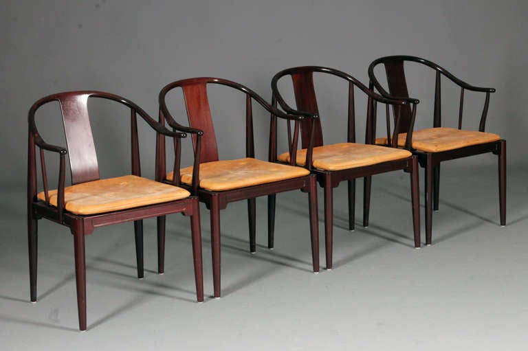 Set of 4 China chairs by Hans J. Wegner for Fritz Hansen.
Model: 4283
Design 1943
Mahogany and leather.
Nice condition.