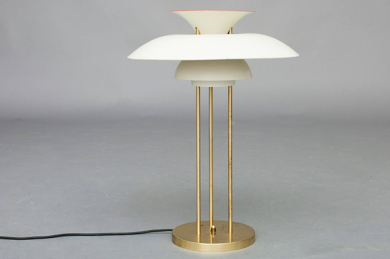 PH5 Table lamp by Poul Henningsen for Louis Poulsen.
Design 1962
Brass & lacquered metal.
Nice vintage condition.
Rare model ,not in production.