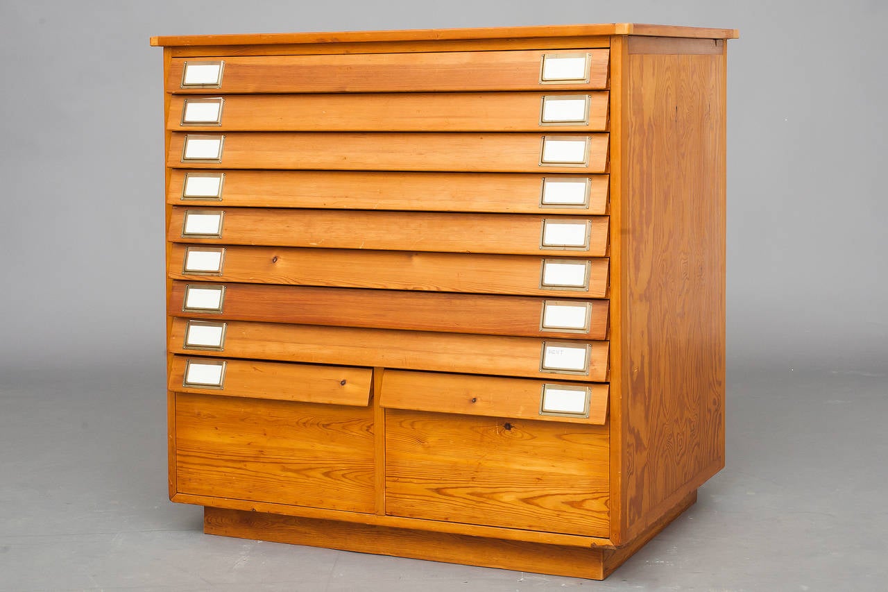 Drawing cabinet.
Danish modern.
Solid pine.
1940's-1950's
Nice vintage condition.