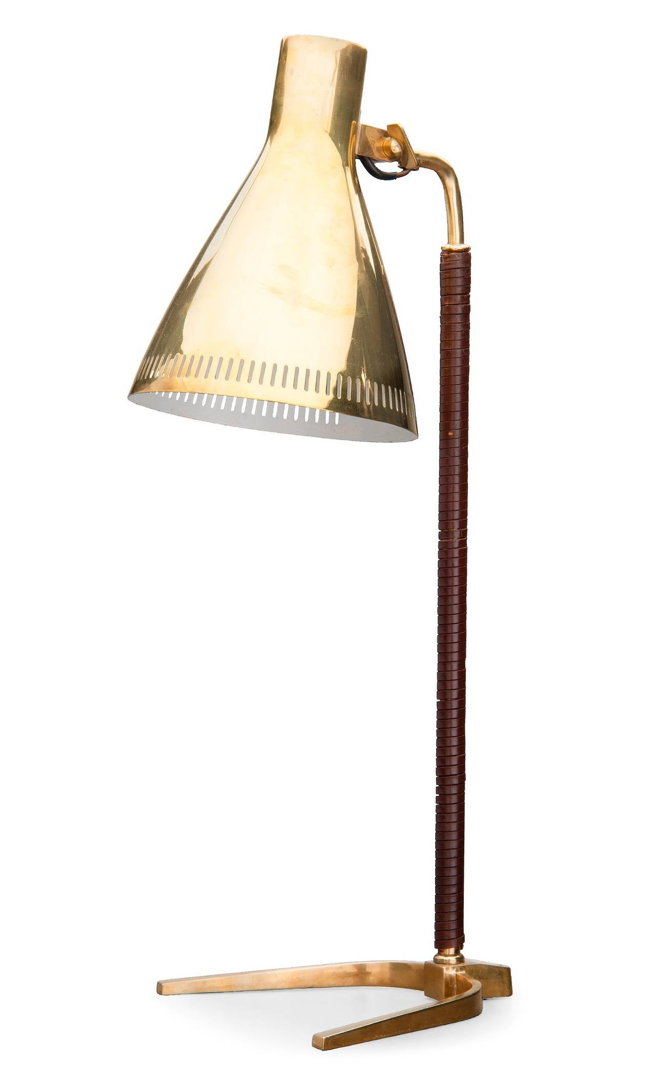 Table lamp in polished brass and stem with orignal leather, model number 9224
Manufactured by Idman OY, marked Idman underneath, 1950´s