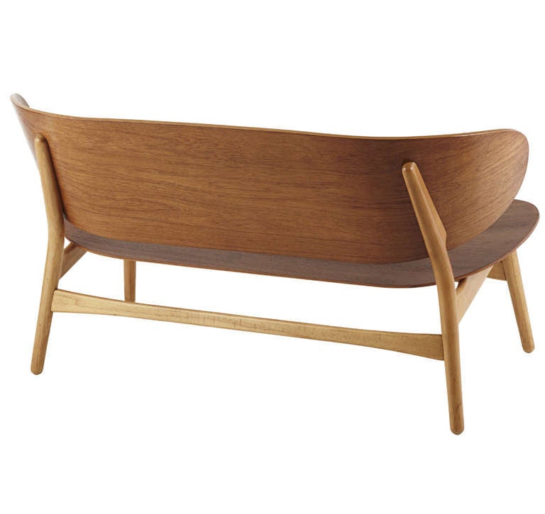 Shell sofa with seat and back of moulded plywood with top veneer of teak. Base of beech
Made by Fritz Hansen from 1948. Model No 1935