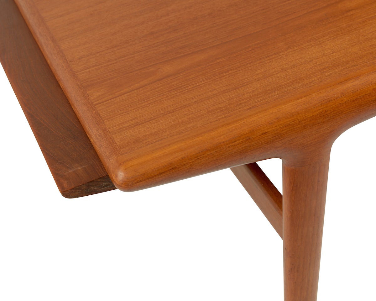 moller dining table