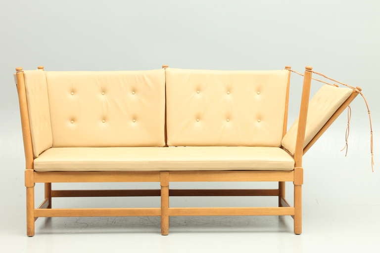 Tremmesofa or spoke-back in beech with new leather cushions, designed by Børge Mogensen in 1945 and produced by Fritz Hansen, Denmark.