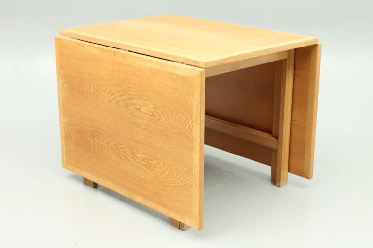 Vintage Danish Gateleg Table in Oak Designed by Hans J. Wegner In Good Condition For Sale In Copenhagen, DK