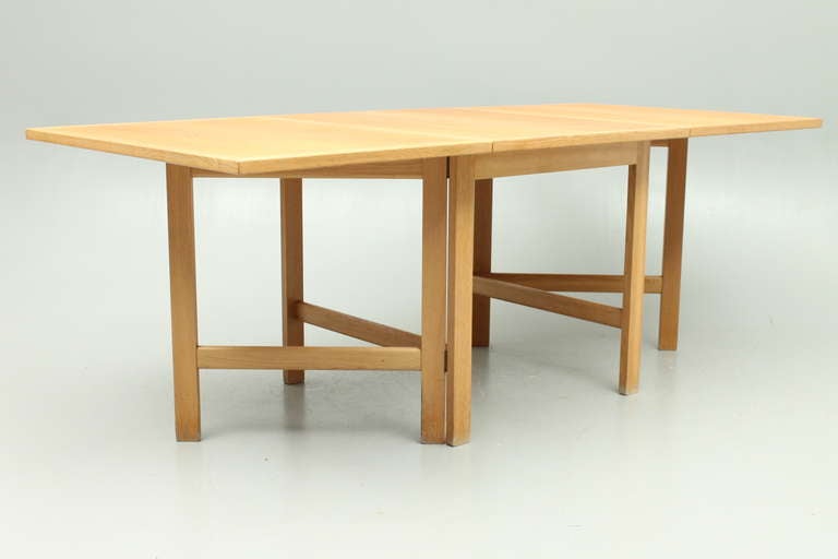 Gateleg table in oak designed by Hans Jørgen Wegner and manufactured by Getama, Danmark.