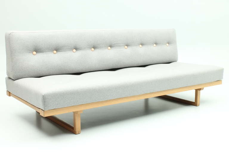Daybed in oak with new fabric and leather buttons. Designed by Børge Mogensen and manufactured by Fredericia Stolefabrik, Denmark.
Designed in 1958.
Model 4311.