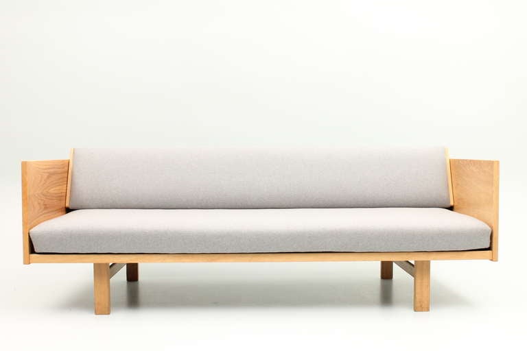 Sofa or daybed in oak model GE 7 with new fabric. Designed by Hans Jørgen Wegner and manufactured by Getama, Denmark.