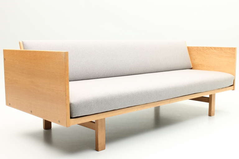 Ge7 Daybed In Oak Designed By Hans J. Wegner, Denmark. In Good Condition In Copenhagen, DK