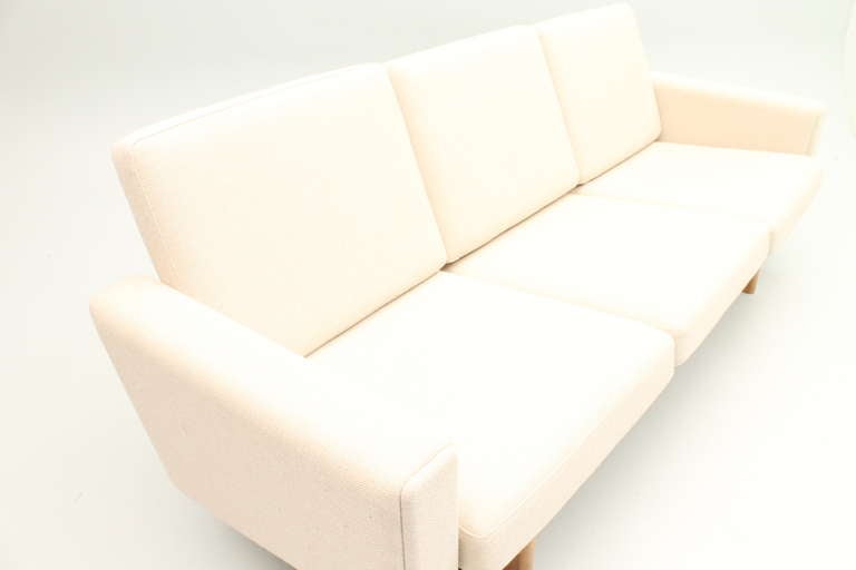 Scandinavian Modern Vintage GE236 Sofa designed by Hans J. Wegner, Denmark