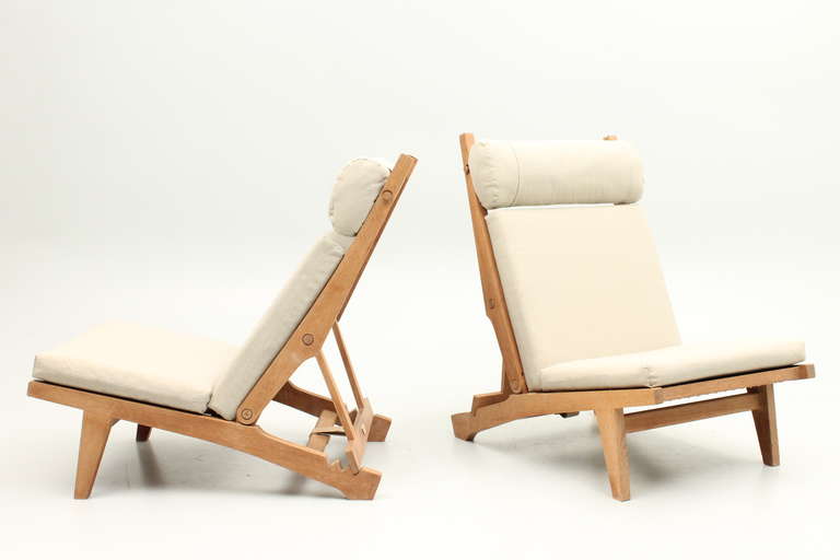 Pair of loungers or deck chairs, model AP 71 in oak and with new canvas cushions. Original flag line seat and 3. position adjustable headrest. Backrest can be adjusted into 2 different positions. Designed in 1967 by Hans J. Wegner and manufactured