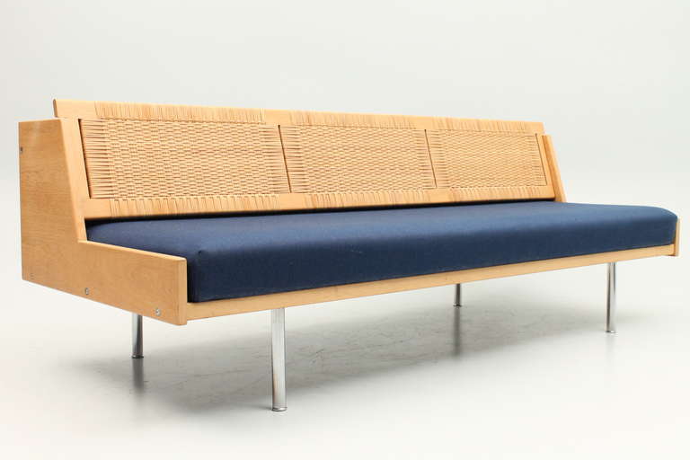 Daybed, model GE7 in oak and cane with steel legs. Designed by Hans Jørgen Wegner and manufactured by Getama, Denmark.