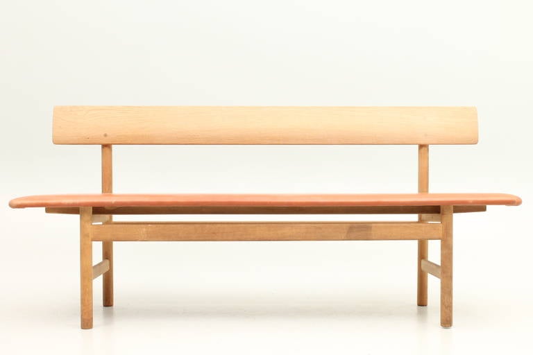 Shaker bench, model FF3171 in oak and original leather. Designed by Børge Mogensen and manufactured by Fredericia Stolefabrik, Denmark. Seat height 43 cm.