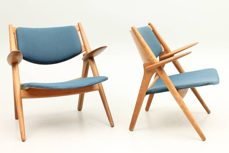 Scandinavian Modern Pair of Original Saw-Back Lounge Chairs by Hans J. Wegner, Denmark For Sale
