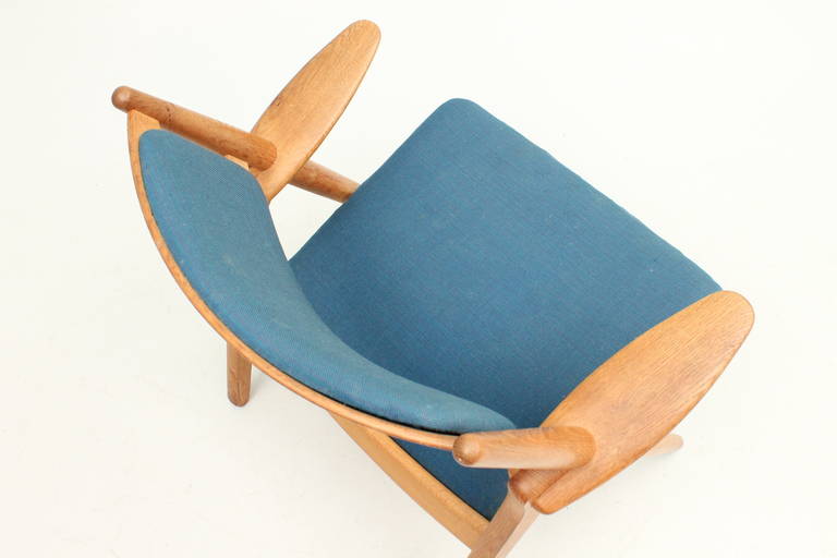 Oak Pair of Original Saw-Back Lounge Chairs by Hans J. Wegner, Denmark For Sale