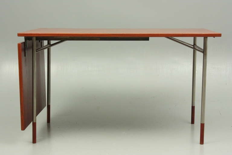 Desk model BO69 designed by Finn Juhl and produced by Bovirke, Denmark. Designed in 1953. Ext. 56 cm.<br />
