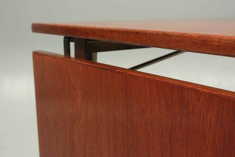 20th Century Scandinavian Design Desk in Teak and Metal by Finn Juhl For Sale 2