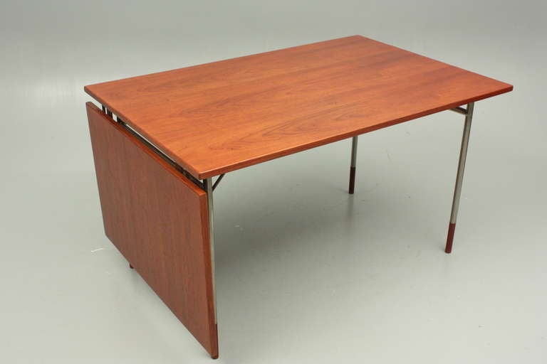 20th Century Scandinavian Design Desk in Teak and Metal by Finn Juhl For Sale 3