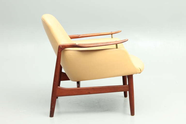 Mid-20th Century 20th Century Scandinavian Design NV53 Lounger in Teak and New Leather For Sale