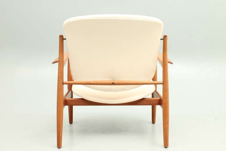 Danish Vintage FD136 Easy Chair in Teak by Finn Juhl. In Excellent Condition For Sale In Copenhagen, DK