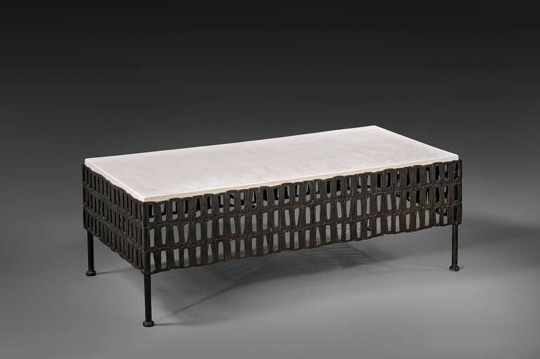 Table basse en plâtre et bronze